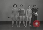 Immagine di Per donna giovane Associazione Cristiana Harlem New York City USA, 1940, secondo 48 filmato di repertorio 65675063307