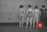 Immagine di Per donna giovane Associazione Cristiana Harlem New York City USA, 1940, secondo 52 filmato di repertorio 65675063307