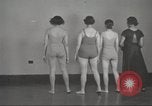 Immagine di Per donna giovane Associazione Cristiana Harlem New York City USA, 1940, secondo 53 filmato di repertorio 65675063307