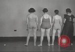 Immagine di Per donna giovane Associazione Cristiana Harlem New York City USA, 1940, secondo 54 filmato di repertorio 65675063307