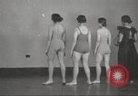 Immagine di Per donna giovane Associazione Cristiana Harlem New York City USA, 1940, secondo 55 filmato di repertorio 65675063307