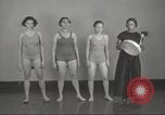 Immagine di Per donna giovane Associazione Cristiana Harlem New York City USA, 1940, secondo 57 filmato di repertorio 65675063307