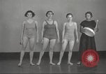 Immagine di Per donna giovane Associazione Cristiana Harlem New York City USA, 1940, secondo 58 filmato di repertorio 65675063307