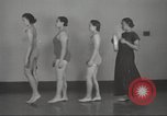 Immagine di Per donna giovane Associazione Cristiana Harlem New York City USA, 1940, secondo 59 filmato di repertorio 65675063307