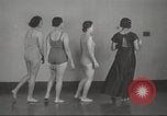 Immagine di Per donna giovane Associazione Cristiana Harlem New York City USA, 1940, secondo 61 filmato di repertorio 65675063307