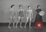 Immagine di Per donna giovane Associazione Cristiana Harlem New York City USA, 1940, secondo 62 filmato di repertorio 65675063307
