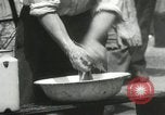 Immagine di American disoccupati operai New York City USA, 1932, secondo 41 filmato di repertorio 65675063353