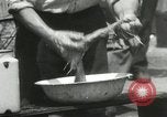 Immagine di American disoccupati operai New York City USA, 1932, secondo 42 filmato di repertorio 65675063353