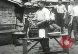 Immagine di American disoccupati operai New York City USA, 1932, secondo 43 filmato di repertorio 65675063353