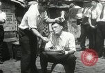 Immagine di American disoccupati operai New York City USA, 1932, secondo 57 filmato di repertorio 65675063353