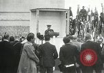 Immagine di Cerimonie presso il cenotafio Thiepval Francia, 1932, secondo 55 filmato di repertorio 65675063354