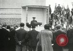 Immagine di Cerimonie presso il cenotafio Thiepval Francia, 1932, secondo 58 filmato di repertorio 65675063354
