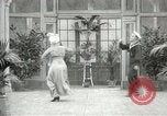 Immagine di Giovane eseguendo danze per la fotocamera Europa, 1913, secondo 12 filmato di repertorio 65675063369