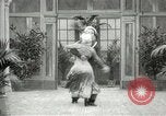 Immagine di Giovane eseguendo danze per la fotocamera Europa, 1913, secondo 19 filmato di repertorio 65675063369