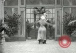 Immagine di Giovane eseguendo danze per la fotocamera Europa, 1913, secondo 28 filmato di repertorio 65675063369