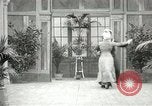 Immagine di Giovane eseguendo danze per la fotocamera Europa, 1913, secondo 32 filmato di repertorio 65675063369