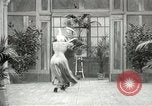 Immagine di Giovane eseguendo danze per la fotocamera Europa, 1913, secondo 34 filmato di repertorio 65675063369