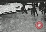Standbild Eislaufen Rennen draußen auf einem überfluteten Stadion Eisbahn im Winter United States USA, 1900, aus Sekunde 1 historischem Filmmaterial Videoclip 65675063386