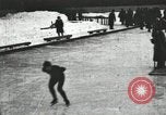 Standbild Eislaufen Rennen draußen auf einem überfluteten Stadion Eisbahn im Winter United States USA, 1900, aus Sekunde 3 historischem Filmmaterial Videoclip 65675063386