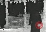 Standbild Eislaufen Rennen draußen auf einem überfluteten Stadion Eisbahn im Winter United States USA, 1900, aus Sekunde 4 historischem Filmmaterial Videoclip 65675063386