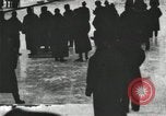 Standbild Eislaufen Rennen draußen auf einem überfluteten Stadion Eisbahn im Winter United States USA, 1900, aus Sekunde 5 historischem Filmmaterial Videoclip 65675063386