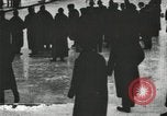 Standbild Eislaufen Rennen draußen auf einem überfluteten Stadion Eisbahn im Winter United States USA, 1900, aus Sekunde 6 historischem Filmmaterial Videoclip 65675063386