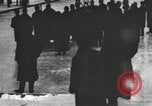 Standbild Eislaufen Rennen draußen auf einem überfluteten Stadion Eisbahn im Winter United States USA, 1900, aus Sekunde 7 historischem Filmmaterial Videoclip 65675063386