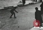 Standbild Eislaufen Rennen draußen auf einem überfluteten Stadion Eisbahn im Winter United States USA, 1900, aus Sekunde 11 historischem Filmmaterial Videoclip 65675063386
