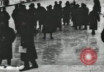 Standbild Eislaufen Rennen draußen auf einem überfluteten Stadion Eisbahn im Winter United States USA, 1900, aus Sekunde 12 historischem Filmmaterial Videoclip 65675063386