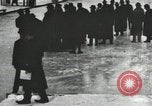 Standbild Eislaufen Rennen draußen auf einem überfluteten Stadion Eisbahn im Winter United States USA, 1900, aus Sekunde 13 historischem Filmmaterial Videoclip 65675063386