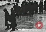 Standbild Eislaufen Rennen draußen auf einem überfluteten Stadion Eisbahn im Winter United States USA, 1900, aus Sekunde 14 historischem Filmmaterial Videoclip 65675063386