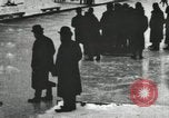 Standbild Eislaufen Rennen draußen auf einem überfluteten Stadion Eisbahn im Winter United States USA, 1900, aus Sekunde 15 historischem Filmmaterial Videoclip 65675063386