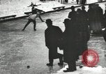 Standbild Eislaufen Rennen draußen auf einem überfluteten Stadion Eisbahn im Winter United States USA, 1900, aus Sekunde 18 historischem Filmmaterial Videoclip 65675063386