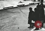 Standbild Eislaufen Rennen draußen auf einem überfluteten Stadion Eisbahn im Winter United States USA, 1900, aus Sekunde 19 historischem Filmmaterial Videoclip 65675063386