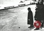 Standbild Eislaufen Rennen draußen auf einem überfluteten Stadion Eisbahn im Winter United States USA, 1900, aus Sekunde 20 historischem Filmmaterial Videoclip 65675063386
