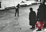 Standbild Eislaufen Rennen draußen auf einem überfluteten Stadion Eisbahn im Winter United States USA, 1900, aus Sekunde 21 historischem Filmmaterial Videoclip 65675063386