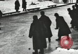 Standbild Eislaufen Rennen draußen auf einem überfluteten Stadion Eisbahn im Winter United States USA, 1900, aus Sekunde 22 historischem Filmmaterial Videoclip 65675063386