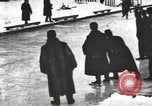 Standbild Eislaufen Rennen draußen auf einem überfluteten Stadion Eisbahn im Winter United States USA, 1900, aus Sekunde 23 historischem Filmmaterial Videoclip 65675063386