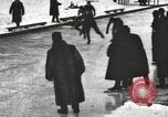 Standbild Eislaufen Rennen draußen auf einem überfluteten Stadion Eisbahn im Winter United States USA, 1900, aus Sekunde 24 historischem Filmmaterial Videoclip 65675063386