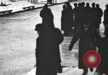 Standbild Eislaufen Rennen draußen auf einem überfluteten Stadion Eisbahn im Winter United States USA, 1900, aus Sekunde 25 historischem Filmmaterial Videoclip 65675063386