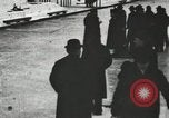 Standbild Eislaufen Rennen draußen auf einem überfluteten Stadion Eisbahn im Winter United States USA, 1900, aus Sekunde 26 historischem Filmmaterial Videoclip 65675063386