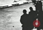 Standbild Eislaufen Rennen draußen auf einem überfluteten Stadion Eisbahn im Winter United States USA, 1900, aus Sekunde 29 historischem Filmmaterial Videoclip 65675063386