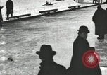 Standbild Eislaufen Rennen draußen auf einem überfluteten Stadion Eisbahn im Winter United States USA, 1900, aus Sekunde 32 historischem Filmmaterial Videoclip 65675063386