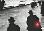 Standbild Eislaufen Rennen draußen auf einem überfluteten Stadion Eisbahn im Winter United States USA, 1900, aus Sekunde 33 historischem Filmmaterial Videoclip 65675063386