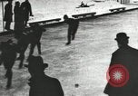 Standbild Eislaufen Rennen draußen auf einem überfluteten Stadion Eisbahn im Winter United States USA, 1900, aus Sekunde 34 historischem Filmmaterial Videoclip 65675063386