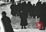 Standbild Eislaufen Rennen draußen auf einem überfluteten Stadion Eisbahn im Winter United States USA, 1900, aus Sekunde 35 historischem Filmmaterial Videoclip 65675063386