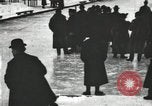 Standbild Eislaufen Rennen draußen auf einem überfluteten Stadion Eisbahn im Winter United States USA, 1900, aus Sekunde 36 historischem Filmmaterial Videoclip 65675063386