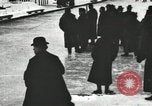 Standbild Eislaufen Rennen draußen auf einem überfluteten Stadion Eisbahn im Winter United States USA, 1900, aus Sekunde 37 historischem Filmmaterial Videoclip 65675063386