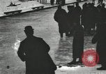 Standbild Eislaufen Rennen draußen auf einem überfluteten Stadion Eisbahn im Winter United States USA, 1900, aus Sekunde 38 historischem Filmmaterial Videoclip 65675063386