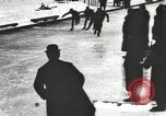 Standbild Eislaufen Rennen draußen auf einem überfluteten Stadion Eisbahn im Winter United States USA, 1900, aus Sekunde 40 historischem Filmmaterial Videoclip 65675063386